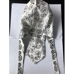 BANDANA WRAP WHITE SKULLS